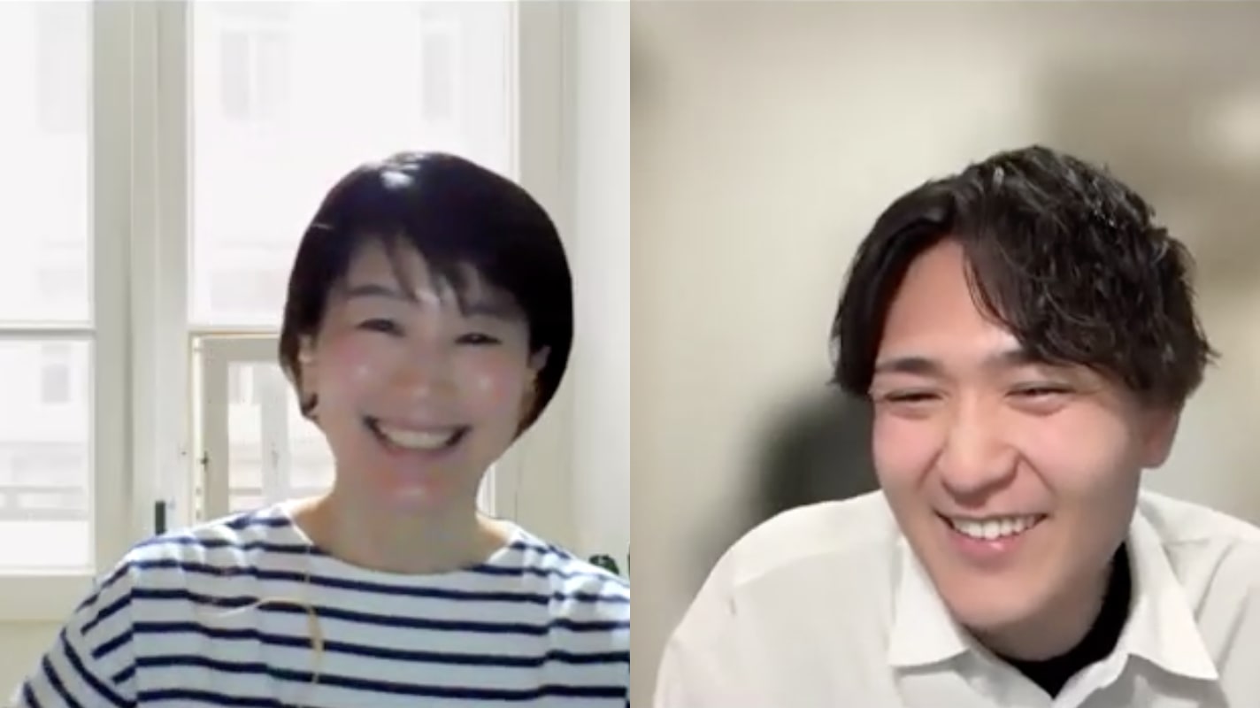 つっつんとお母さんが笑顔で話している個別面談の様子